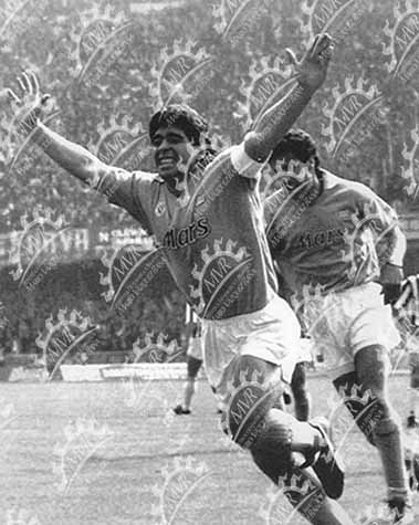 Diego Maradona celebrando